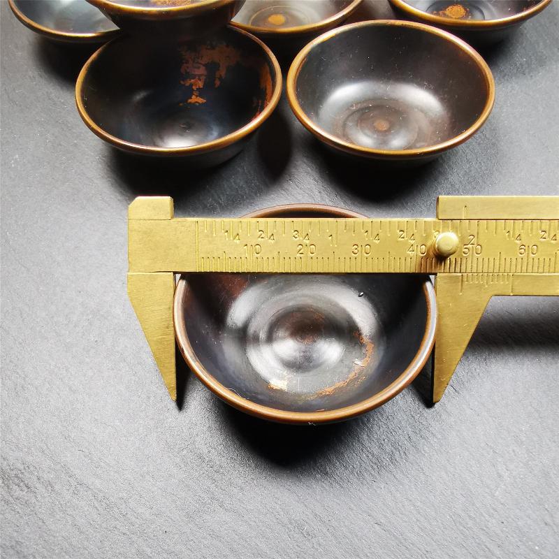 This set of tibetan water offering bowls are handmade by Tibetan craftsmen,it was made of copper,1.89 inch diameter, 0.6 inches height, You can put them in your shrine.