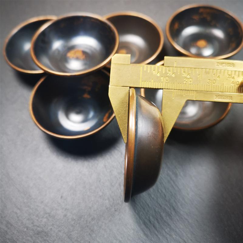 This set of tibetan water offering bowls are handmade by Tibetan craftsmen,it was made of copper,1.89 inch diameter, 0.6 inches height, You can put them in your shrine.