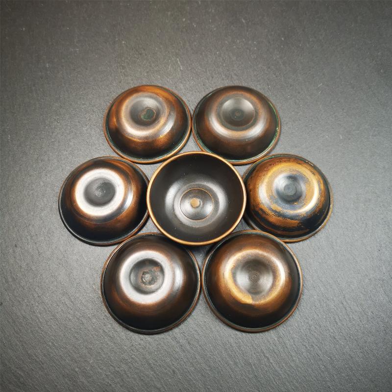 This set of tibetan water offering bowls are handmade by Tibetan craftsmen,it was made of copper,1.89 inch diameter, 0.6 inches height, You can put them in your shrine.