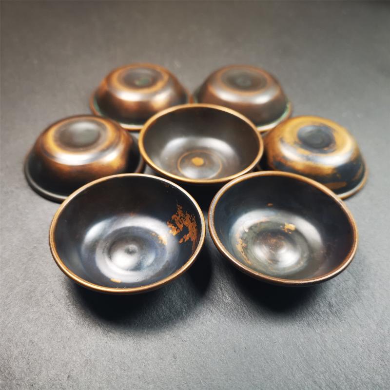 This set of tibetan water offering bowls are handmade by Tibetan craftsmen,it was made of copper,1.89 inch diameter, 0.6 inches height, You can put them in your shrine.