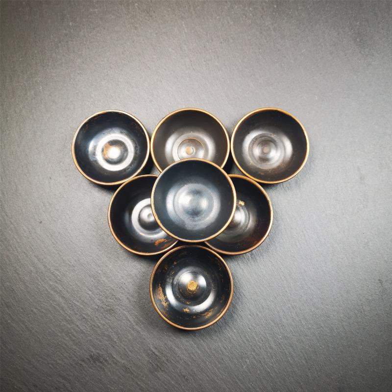 This set of tibetan water offering bowls are handmade by Tibetan craftsmen,it was made of copper,1.89 inch diameter, 0.6 inches height, You can put them in your shrine.