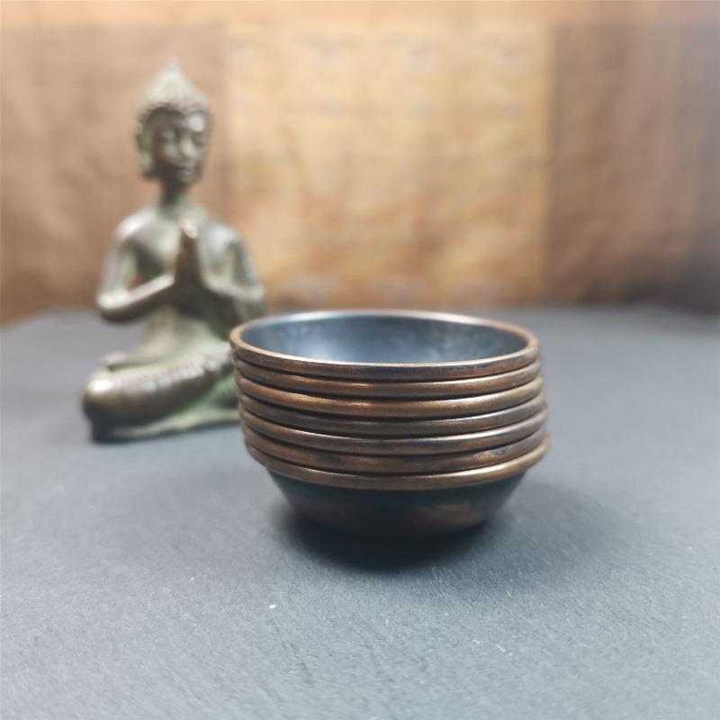 This set of tibetan water offering bowls are handmade by Tibetan craftsmen,it was made of copper,1.89 inch diameter, 0.6 inches height, You can put them in your shrine.