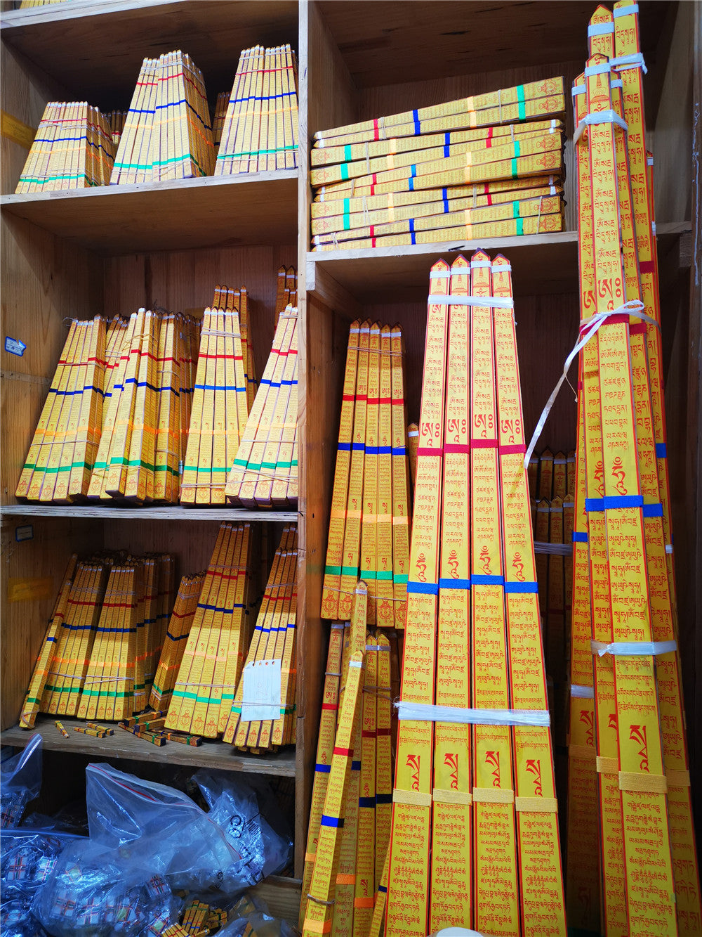 Gandhanra Consecration Zung Rituals Pack,for Filling and Blessing Buddha Statues, Stupas,include sacred texts, medicinal herbs and other precious articles.Handmade and Blessed in Larung Gar Buddhist Academy,A consecrated statue can help to clear away obstacles and negative energies from the home and the environment thus acting as a healing energy.
