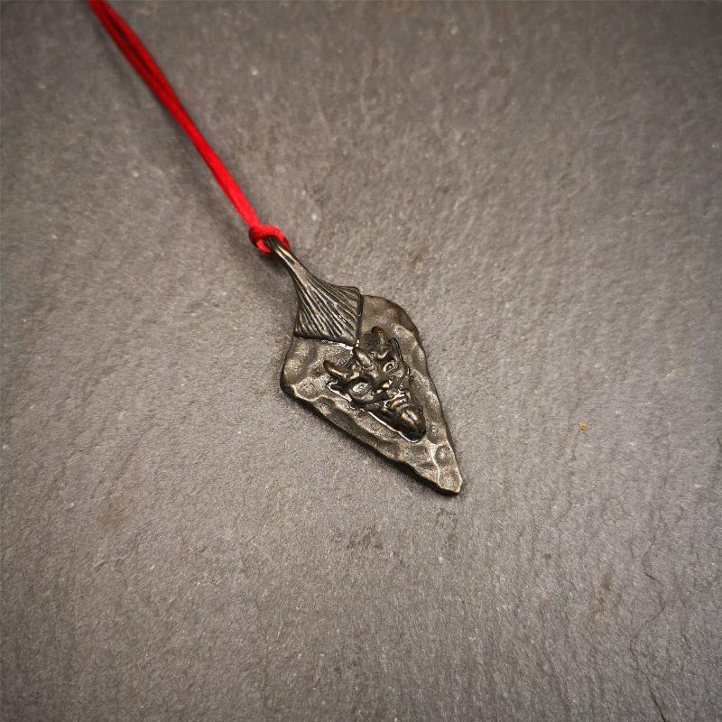 This demon pendant is made of copper, spearhead or leaf shape,dark color,size is 45mm × 20mm,You can make it a necklace, pendant, keychain,or just as an ornament.