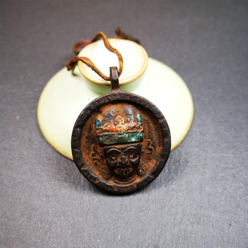 This unique Drashi Lhamo amulet pendant was collected from Rejia County. It is made of copper,painted color,size is about 1.9 × 1.5 inches, the front is Drashi Lhamo and the back is tibetan letter,means :mind,body,speach. Drashi Lhamo is auspicious god of wealth incarnated in the world,you can make it a pendant,or just put into your shrine.