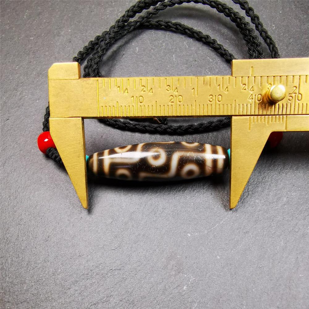This 9 eyes dzi bead was collected from gerze Tibet,about 40 years old. The necklace was hand-woven by Tibetans from Baiyu County, the main bead is a brown color 9 eyes dzi, paired with 2 turquoise beads and 2 red agate beads.