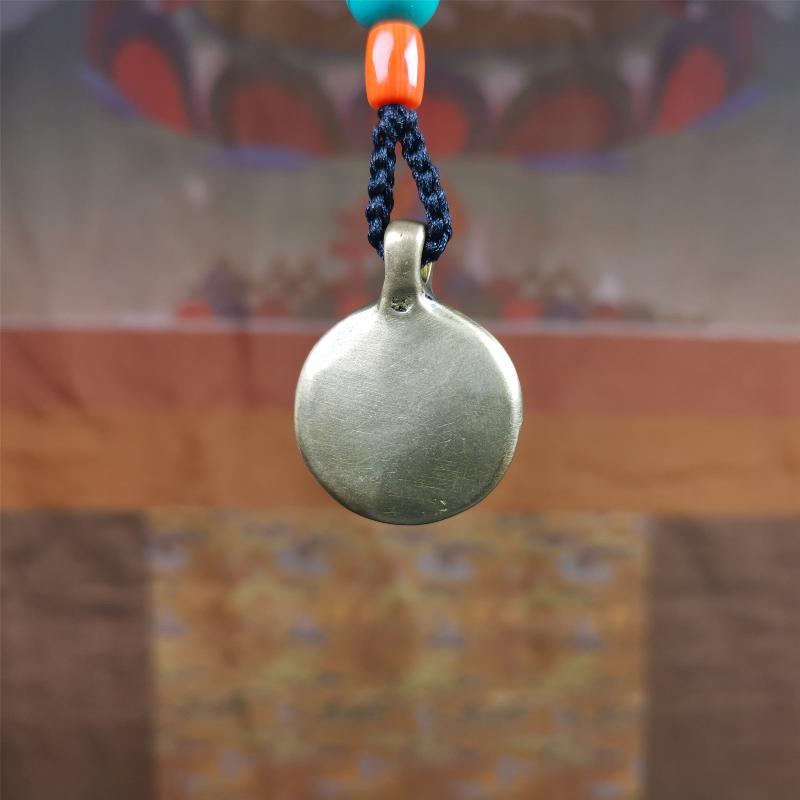 This conch amulet is made by Tibetan craftsmen in Hepo Township, Baiyu County. It is round shape,conch pattern,handwaved with small beads. You can make it into a keychain or bag hanging.