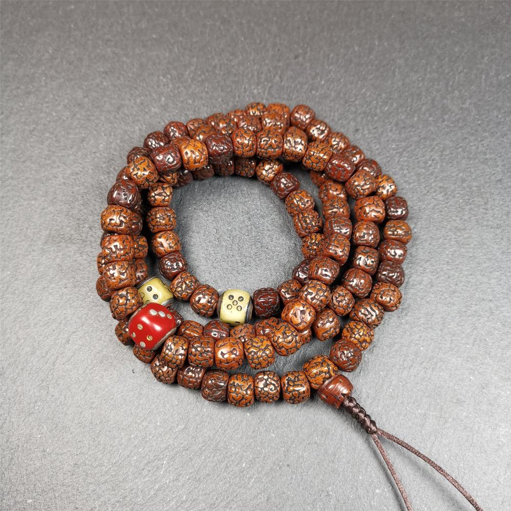 This old mala was handmade from tibetan crafts man in Baiyu County,blessed in Baiyu monastery. It's composed of 108 pcs 9mm rudraksha beads,with 3 carved dice beads,bead diameter is 0.35 inch and circumference is 35 inches.