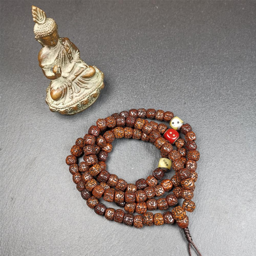 This old mala was handmade from tibetan crafts man in Baiyu County,blessed in Baiyu monastery. It's composed of 108 pcs 9mm rudraksha beads,with 3 carved dice beads,bead diameter is 0.35 inch and circumference is 35 inches.
