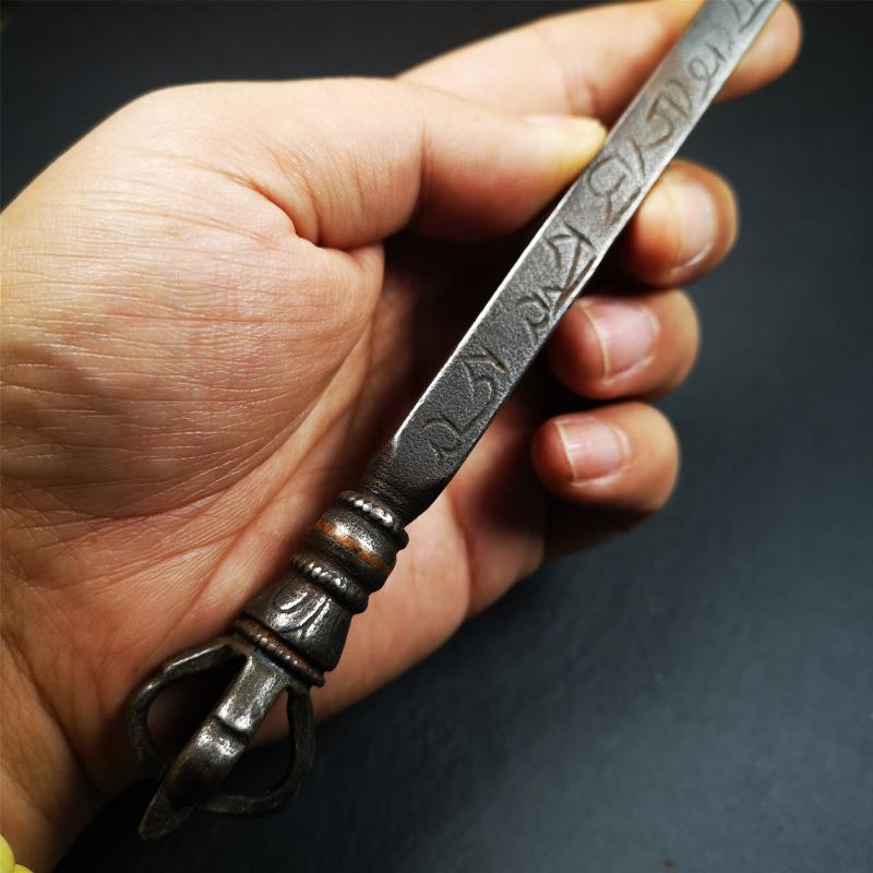 This vajra hammer was handmade by Tibetan craftsmen from Tibet in 1990's,from Hepo Town, Baiyu County, the birthplace of the famous Tibetan handicrafts. It is one ritual of dharma ritual implements,made of cold iron inlaid copper wire,size is 11.8 inches length.