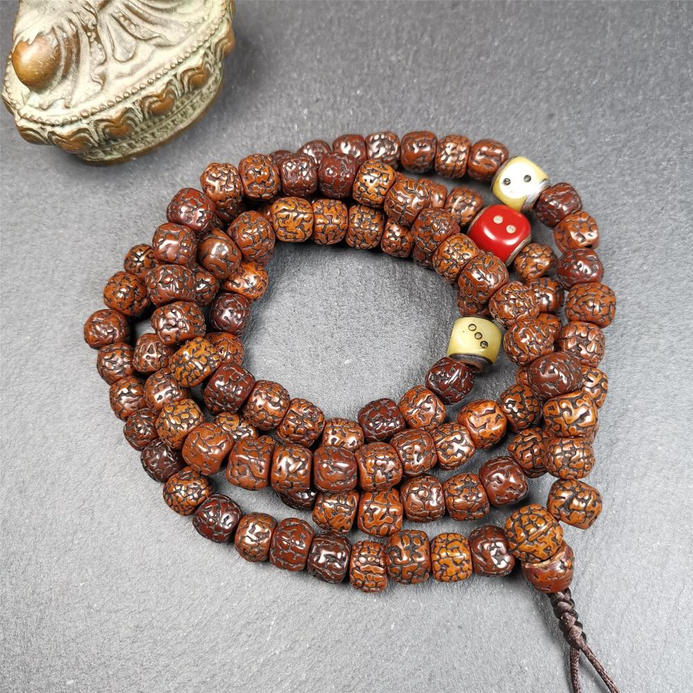 This old mala was handmade from tibetan crafts man in Baiyu County,blessed in Baiyu monastery. It's composed of 108 pcs 9mm rudraksha beads,with 3 carved dice beads,bead diameter is 0.35 inch and circumference is 35 inches.