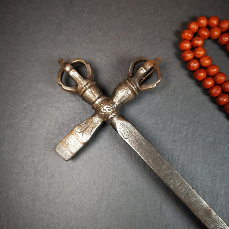 This vajra hammer was handmade by Tibetan craftsmen from Tibet in 1990's,from Hepo Town, Baiyu County, the birthplace of the famous Tibetan handicrafts. It is one ritual of dharma ritual implements,made of cold iron inlaid copper wire,size is 11.8 inches length.