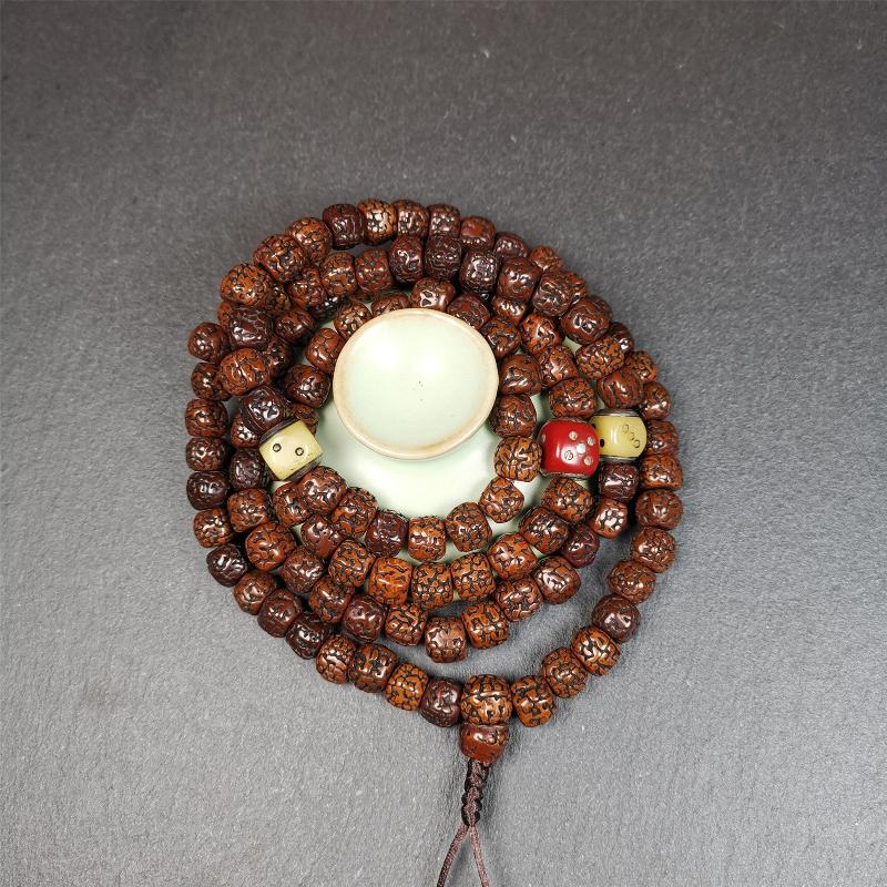 This old mala was handmade from tibetan crafts man in Baiyu County,blessed in Baiyu monastery. It's composed of 108 pcs 9mm rudraksha beads,with 3 carved dice beads,bead diameter is 0.35 inch and circumference is 35 inches.