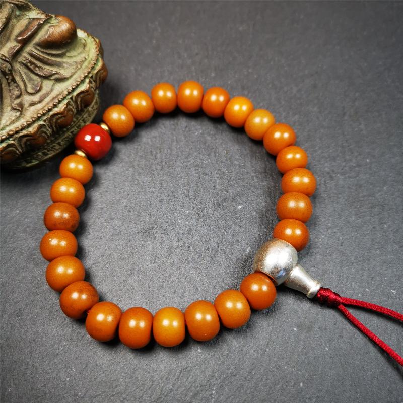This mala was made by Tibetan craftsmen. It is made of Corypha Linn Seeds, diameter of 10mm / 0.4",circumference is 22cm / 8.7" ,with agate spacer bead, end of a white copper guru bead.