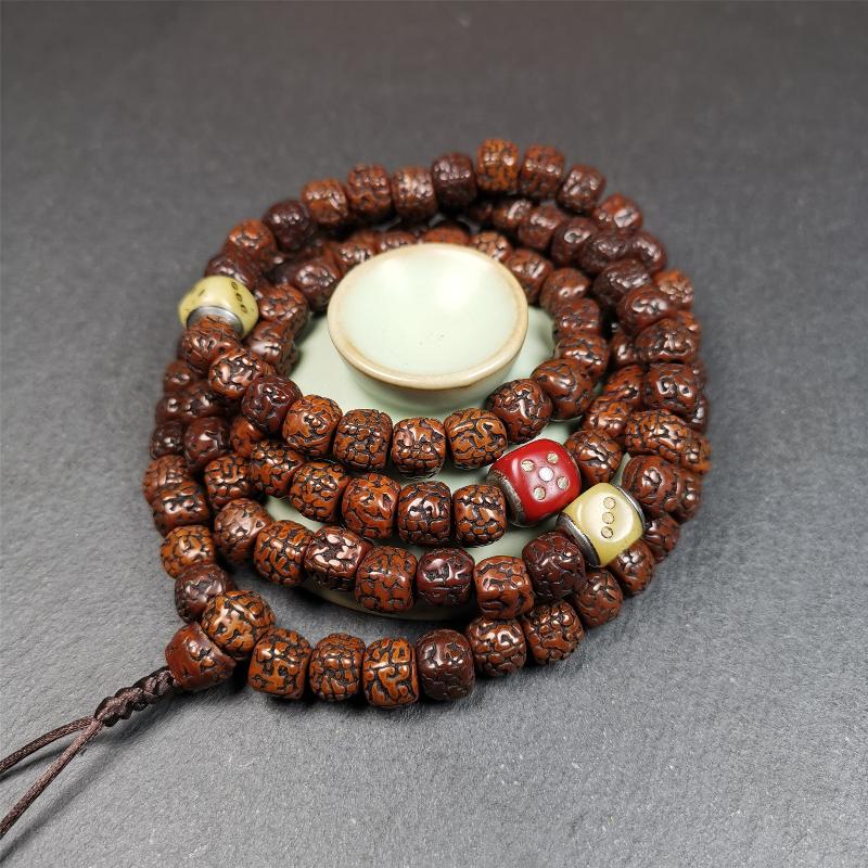 This old mala was handmade from tibetan crafts man in Baiyu County,blessed in Baiyu monastery. It's composed of 108 pcs 9mm rudraksha beads,with 3 carved dice beads,bead diameter is 0.35 inch and circumference is 35 inches.