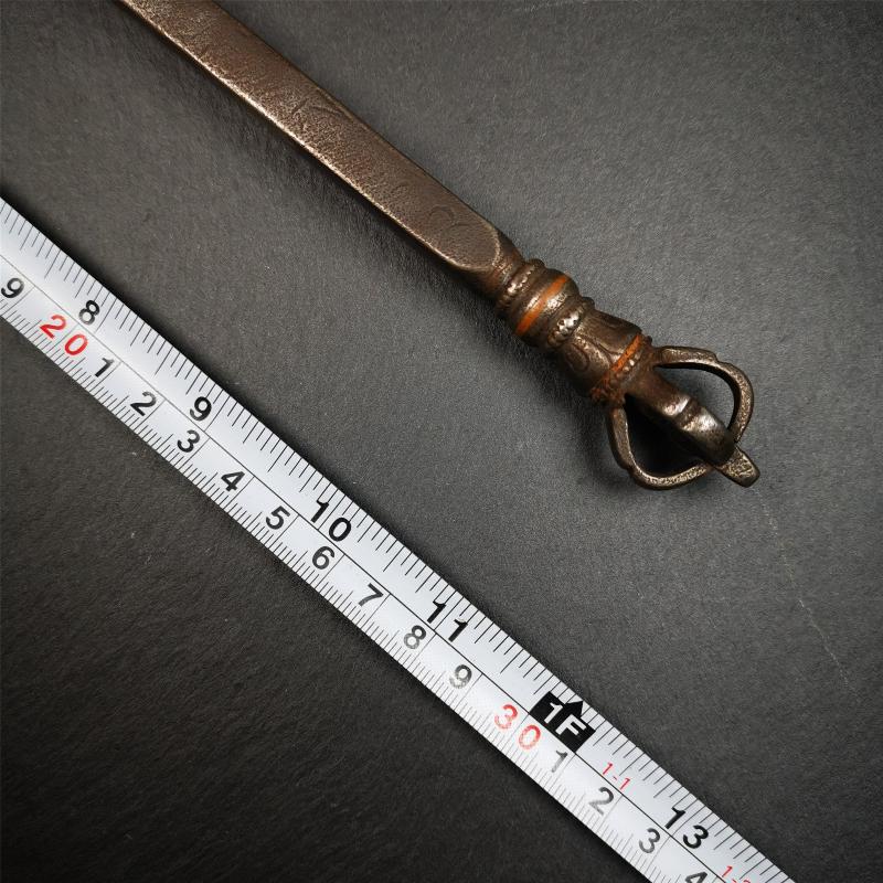 This vajra hammer was handmade by Tibetan craftsmen from Tibet in 1990's,from Hepo Town, Baiyu County, the birthplace of the famous Tibetan handicrafts. It is one ritual of dharma ritual implements,made of cold iron inlaid copper wire,size is 11.8 inches length.