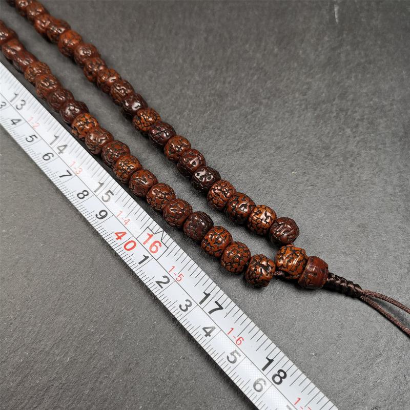 This old mala was handmade from tibetan crafts man in Baiyu County,blessed in Baiyu monastery. It's composed of 108 pcs 9mm rudraksha beads,with 3 carved dice beads,bead diameter is 0.35 inch and circumference is 35 inches.