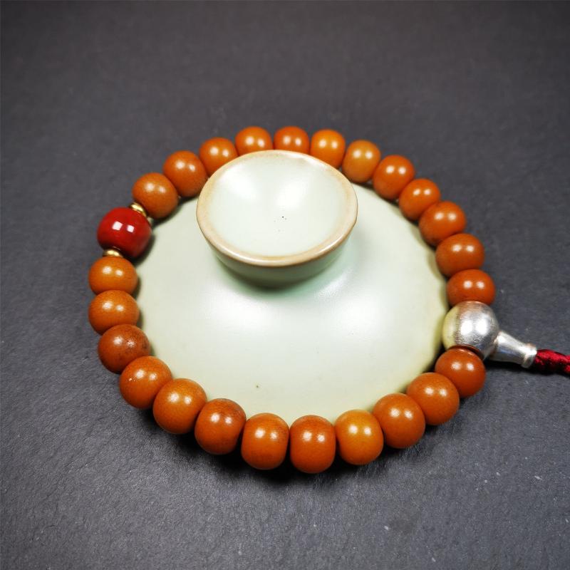 This mala was made by Tibetan craftsmen. It is made of Corypha Linn Seeds, diameter of 10mm / 0.4",circumference is 22cm / 8.7" ,with agate spacer bead, end of a white copper guru bead.