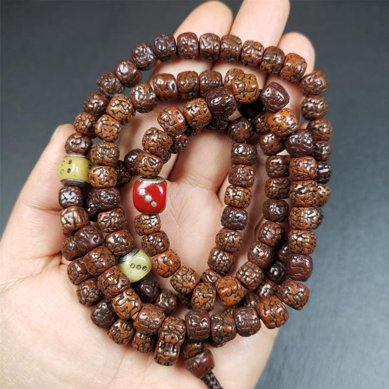This old mala was handmade from tibetan crafts man in Baiyu County,blessed in Baiyu monastery. It's composed of 108 pcs 9mm rudraksha beads,with 3 carved dice beads,bead diameter is 0.35 inch and circumference is 35 inches.