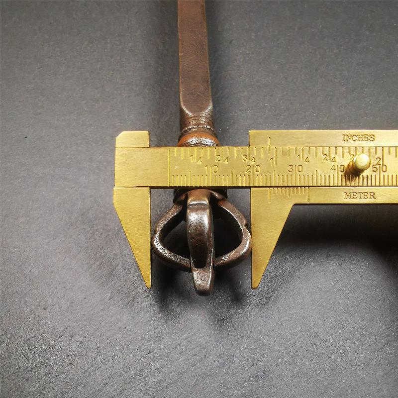 This vajra hammer was handmade by Tibetan craftsmen from Tibet in 1990's,from Hepo Town, Baiyu County, the birthplace of the famous Tibetan handicrafts. It is one ritual of dharma ritual implements,made of cold iron inlaid copper wire,size is 11.8 inches length.