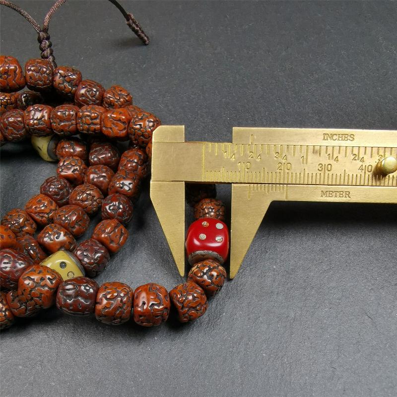 This old mala was handmade from tibetan crafts man in Baiyu County,blessed in Baiyu monastery. It's composed of 108 pcs 9mm rudraksha beads,with 3 carved dice beads,bead diameter is 0.35 inch and circumference is 35 inches.