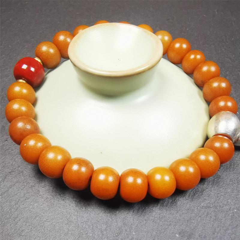 This mala was made by Tibetan craftsmen. It is made of Corypha Linn Seeds, diameter of 10mm / 0.4",circumference is 22cm / 8.7" ,with agate spacer bead, end of a white copper guru bead.