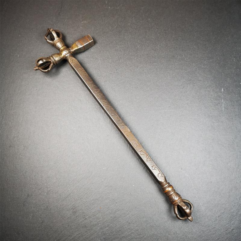 This vajra hammer was handmade by Tibetan craftsmen from Tibet in 1990's,from Hepo Town, Baiyu County, the birthplace of the famous Tibetan handicrafts. It is one ritual of dharma ritual implements,made of cold iron inlaid copper wire,size is 11.8 inches length.