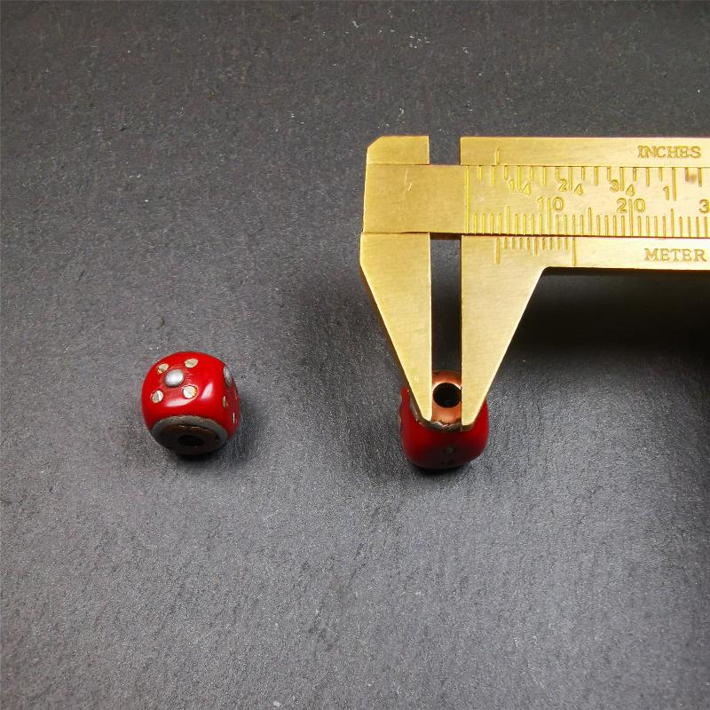 These marker beads were handmade by Tibetan craftsmen and come from Hepo Town, Baiyu County, the birthplace of the famous Tibetan handicrafts. It is made of plastic,inlaid cold iron,red color,size is 0.47" × 0.47". Fit for 8-12mm mala (The reference in the photo is 8mm mala)