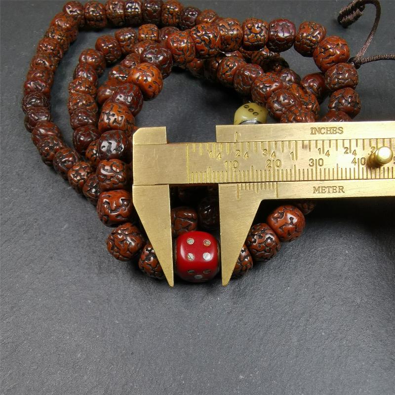 This old mala was handmade from tibetan crafts man in Baiyu County,blessed in Baiyu monastery. It's composed of 108 pcs 9mm rudraksha beads,with 3 carved dice beads,bead diameter is 0.35 inch and circumference is 35 inches.