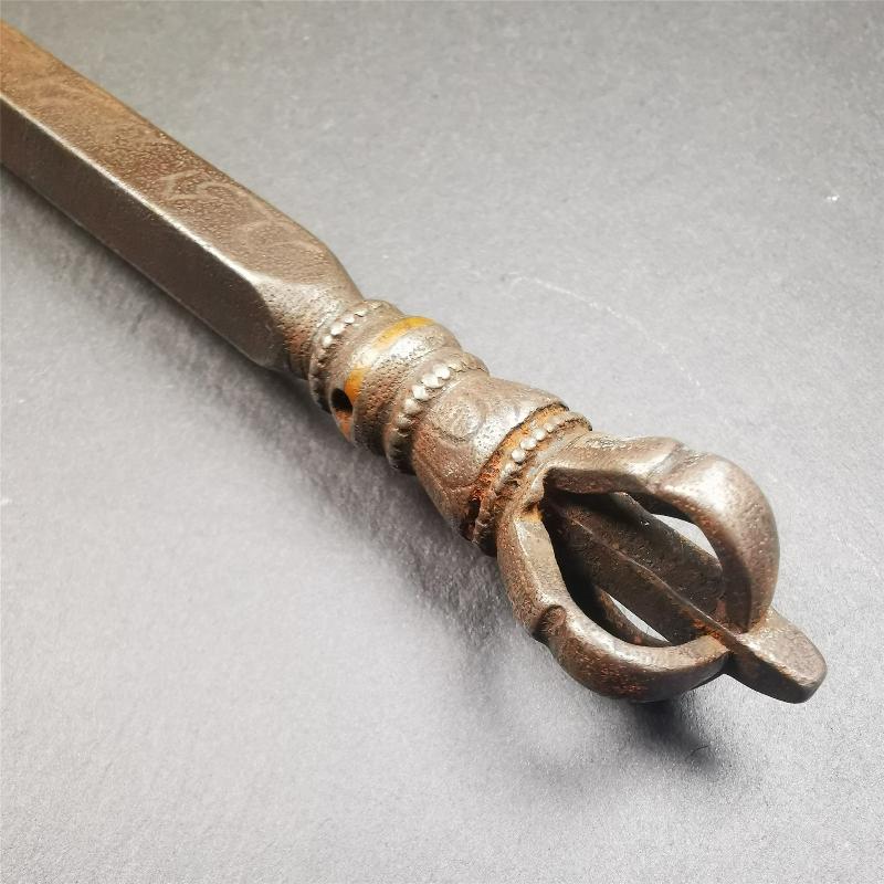 This vajra hammer was handmade by Tibetan craftsmen from Tibet in 1990's,from Hepo Town, Baiyu County, the birthplace of the famous Tibetan handicrafts. It is one ritual of dharma ritual implements,made of cold iron inlaid copper wire,size is 11.8 inches length.