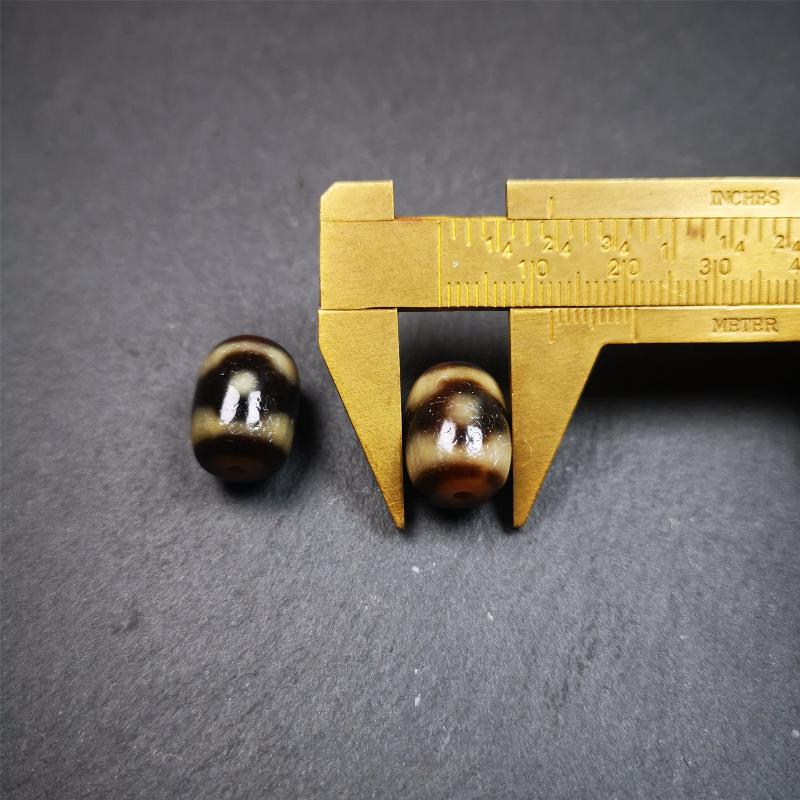 The list is a pair of Mandala 3 Eyes dzi beads. These dzi beads were made in Tibet,can be used as marker beads for mala, or decorative beads on necklace or bracelet.