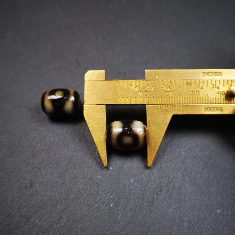 The list is a pair of Mandala 3 Eyes dzi beads. These dzi beads were made in Tibet,can be used as marker beads for mala, or decorative beads on necklace or bracelet.