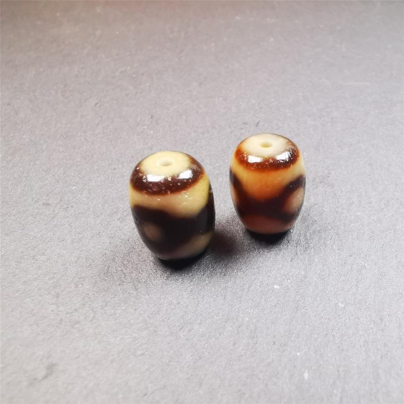 The list is a pair of Mandala 3 Eyes dzi beads. These dzi beads were made in Tibet,can be used as marker beads for mala, or decorative beads on necklace or bracelet.