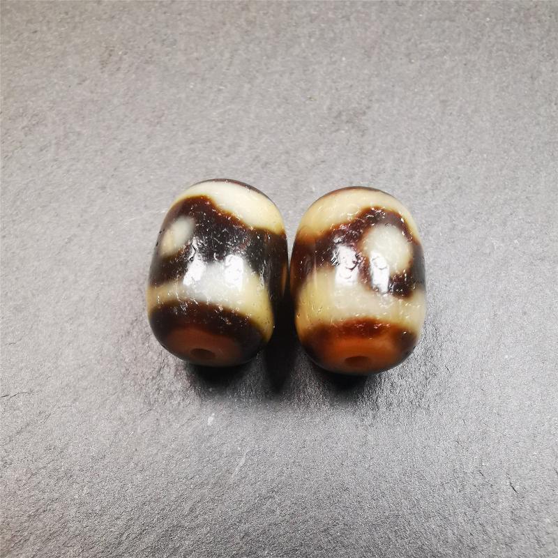 The list is a pair of Mandala 3 Eyes dzi beads. These dzi beads were made in Tibet,can be used as marker beads for mala, or decorative beads on necklace or bracelet.