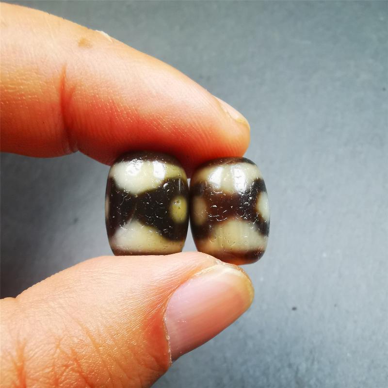 The list is a pair of Mandala 3 Eyes dzi beads. These dzi beads were made in Tibet,can be used as marker beads for mala, or decorative beads on necklace or bracelet.