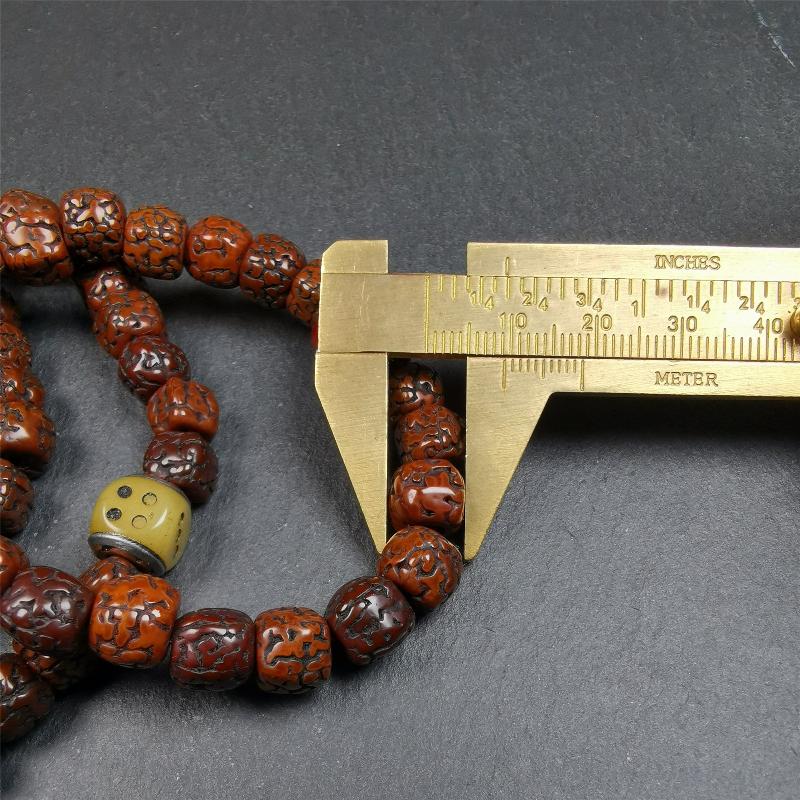 This old mala was handmade from tibetan crafts man in Baiyu County,blessed in Baiyu monastery. It's composed of 108 pcs 9mm rudraksha beads,with 3 carved dice beads,bead diameter is 0.35 inch and circumference is 35 inches.