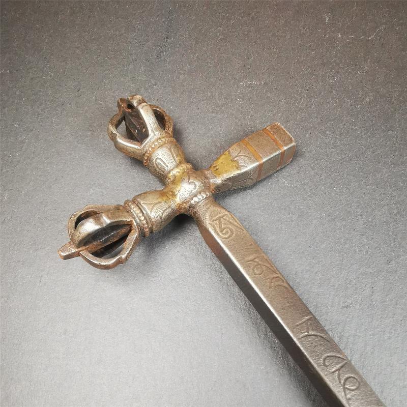 This vajra hammer was handmade by Tibetan craftsmen from Tibet in 1990's,from Hepo Town, Baiyu County, the birthplace of the famous Tibetan handicrafts. It is one ritual of dharma ritual implements,made of cold iron inlaid copper wire,size is 11.8 inches length.