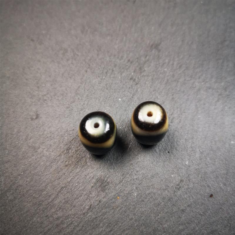 The list is a pair of tiger tooth dzi beads. These dzi beads were made in Tibet,can be used as marker beads for mala, or decorative beads on necklace or bracelet.