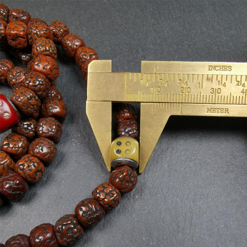 This old mala was handmade from tibetan crafts man in Baiyu County,blessed in Baiyu monastery. It's composed of 108 pcs 9mm rudraksha beads,with 3 carved dice beads,bead diameter is 0.35 inch and circumference is 35 inches.