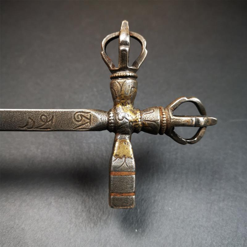 This vajra hammer was handmade by Tibetan craftsmen from Tibet in 1990's,from Hepo Town, Baiyu County, the birthplace of the famous Tibetan handicrafts. It is one ritual of dharma ritual implements,made of cold iron inlaid copper wire,size is 11.8 inches length.