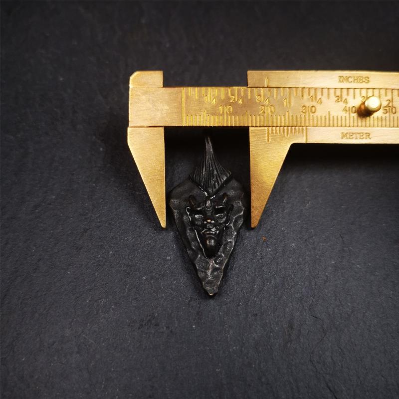 This demon pendant is made of copper, spearhead or leaf shape,dark color,size is 45mm × 20mm,You can make it a necklace, pendant, keychain,or just as an ornament.