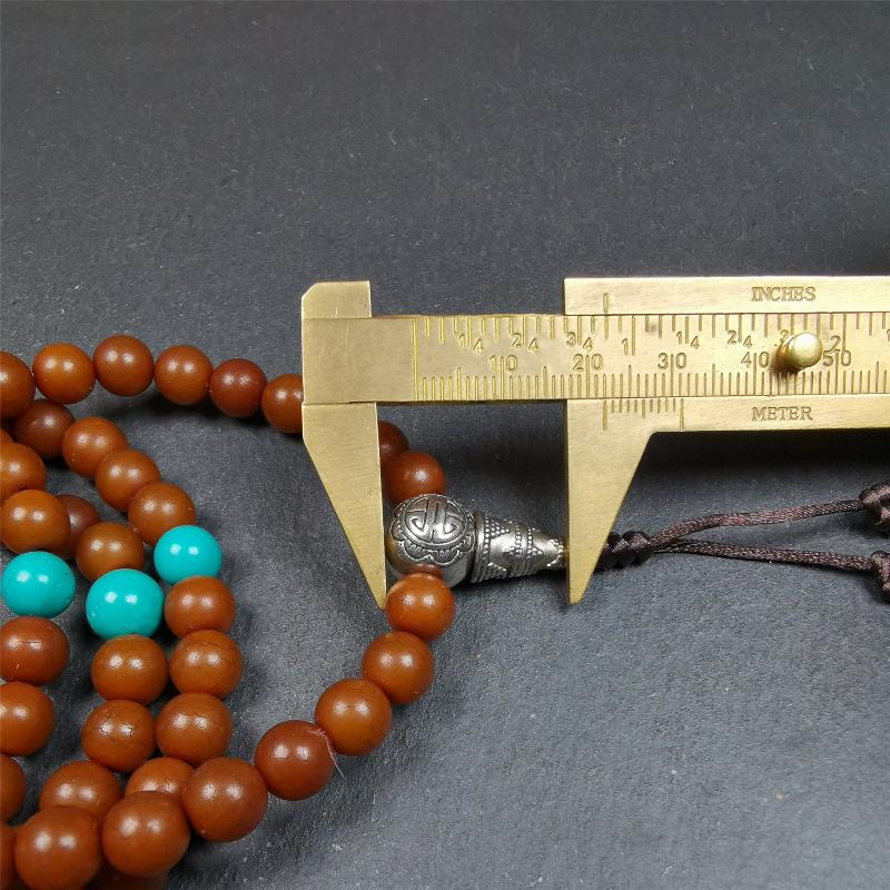 This mala was made by Tibetan craftsme. It is made of Corypha Linn Seeds, diameter of 8.5mm,0.34 inch,circumference is 90cm,35 inches ,with 3 turquoise bead, end of a white copper guru bead.