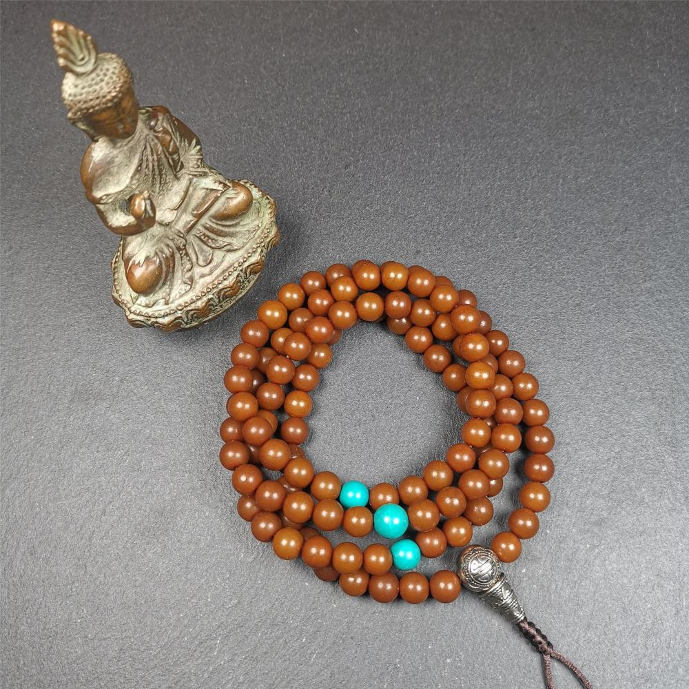 This mala was made by Tibetan craftsme. It is made of Corypha Linn Seeds, diameter of 8.5mm,0.34 inch,circumference is 90cm,35 inches ,with 3 turquoise bead, end of a white copper guru bead.
