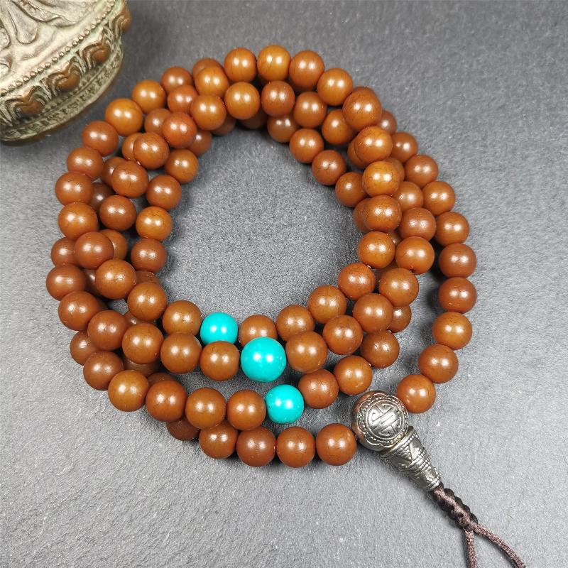 This mala was made by Tibetan craftsme. It is made of Corypha Linn Seeds, diameter of 8.5mm,0.34 inch,circumference is 90cm,35 inches ,with 3 turquoise bead, end of a white copper guru bead.