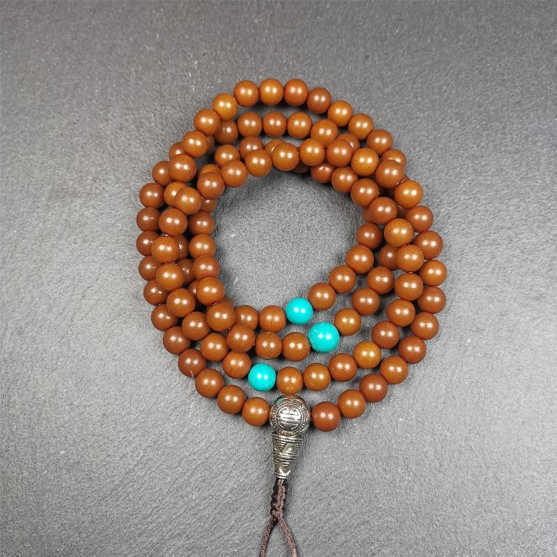 This mala was made by Tibetan craftsme. It is made of Corypha Linn Seeds, diameter of 8.5mm,0.34 inch,circumference is 90cm,35 inches ,with 3 turquoise bead, end of a white copper guru bead.