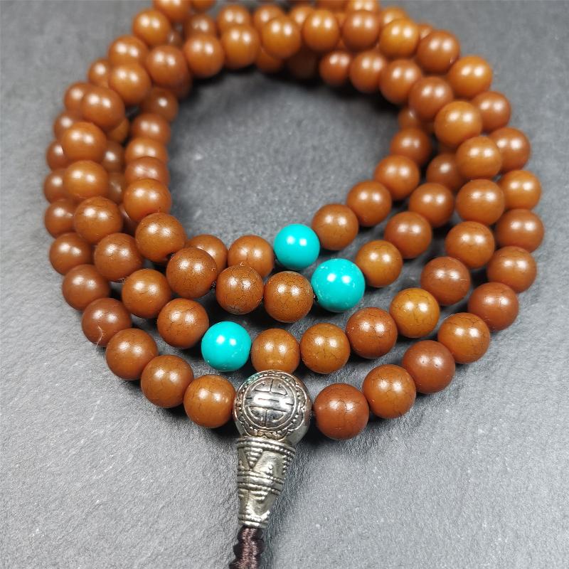 This mala was made by Tibetan craftsme. It is made of Corypha Linn Seeds, diameter of 8.5mm,0.34 inch,circumference is 90cm,35 inches ,with 3 turquoise bead, end of a white copper guru bead.