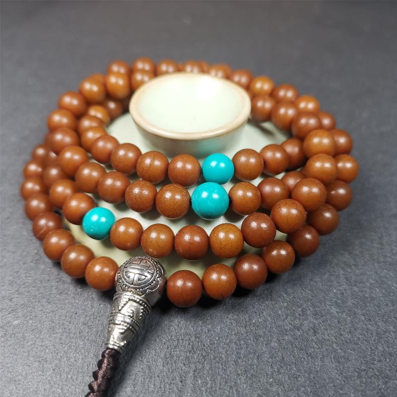 This mala was made by Tibetan craftsme. It is made of Corypha Linn Seeds, diameter of 8.5mm,0.34 inch,circumference is 90cm,35 inches ,with 3 turquoise bead, end of a white copper guru bead.