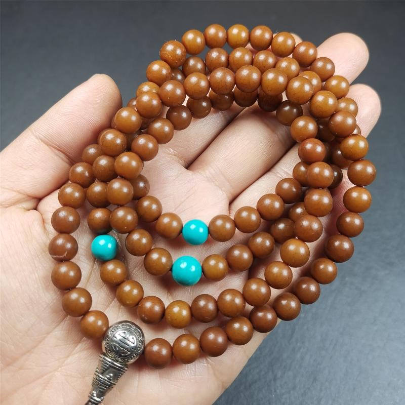 This mala was made by Tibetan craftsme. It is made of Corypha Linn Seeds, diameter of 8.5mm,0.34 inch,circumference is 90cm,35 inches ,with 3 turquoise bead, end of a white copper guru bead.