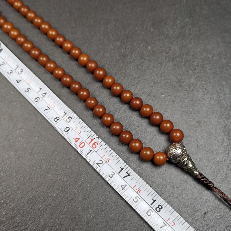 This mala was made by Tibetan craftsme. It is made of Corypha Linn Seeds, diameter of 8.5mm,0.34 inch,circumference is 90cm,35 inches ,with 3 turquoise bead, end of a white copper guru bead.
