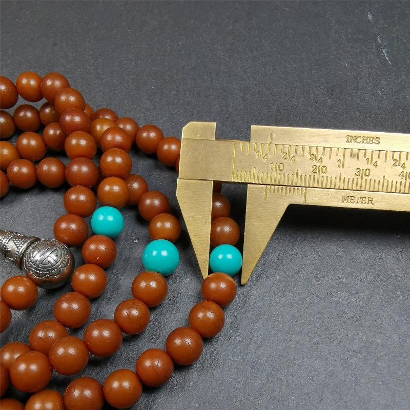This mala was made by Tibetan craftsme. It is made of Corypha Linn Seeds, diameter of 8.5mm,0.34 inch,circumference is 90cm,35 inches ,with 3 turquoise bead, end of a white copper guru bead.